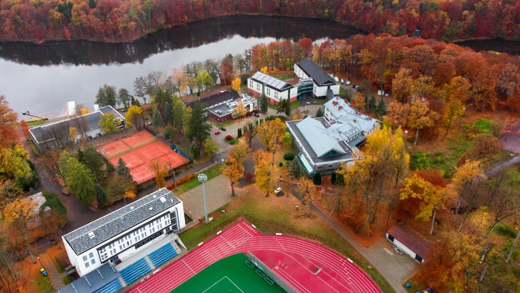 widok z powietrza szkoły z budynkiem w obiekcie Centralny Ośrodek Sportu - Wałcz w Wałczu