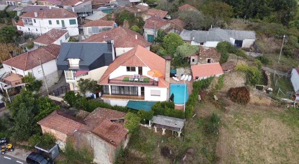 eine Luftansicht eines Hauses in einem Dorf in der Unterkunft Casa con Piscina en Ramiras, Ourense in Santo Tomé