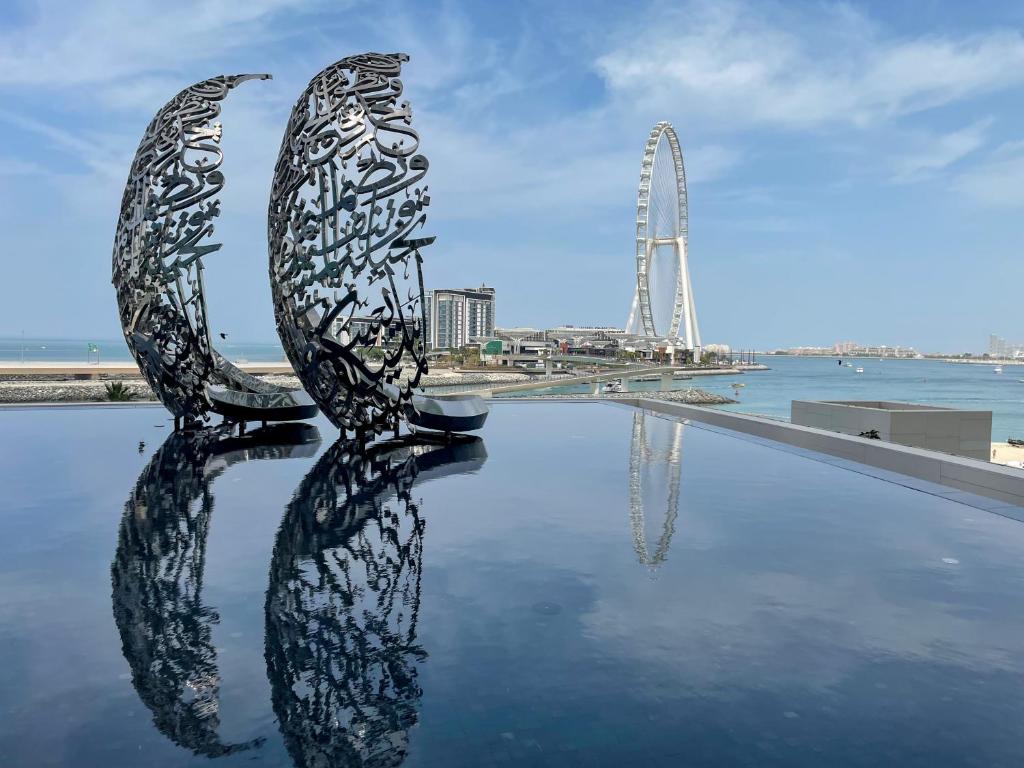 eine Metallskulptur auf einem Wasserkörper in der Unterkunft 72 floor 2BR at the Address JBR with Marina Views! in Dubai