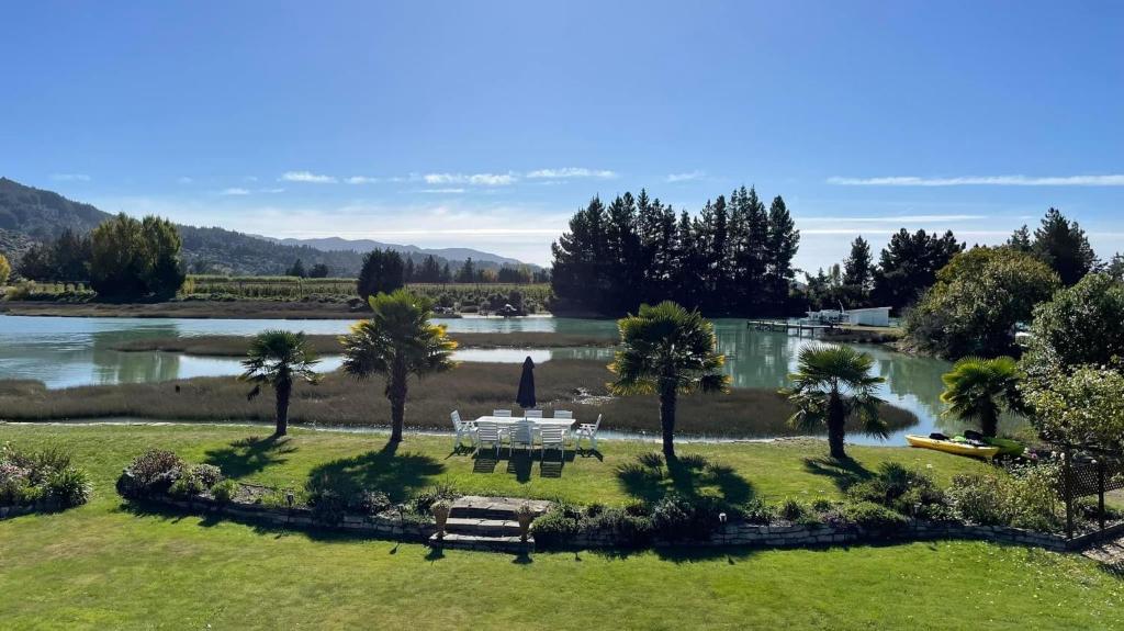 un parque con mesa, bancos y un lago en Green Tree Haven BnB-Riwaka Tasman Bay, en Riwaka