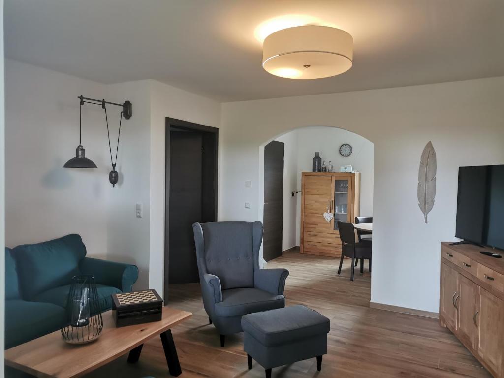 齊諾維茨的住宿－Hafenkoje Anita，客厅配有沙发、椅子和电视