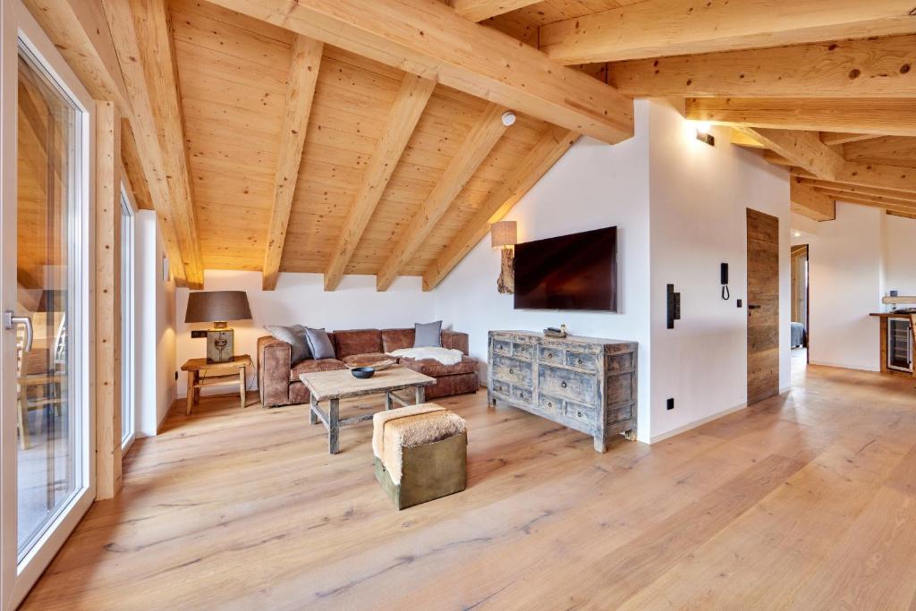 ein Wohnzimmer mit einem Sofa und einem Tisch in der Unterkunft Chalet Sunshine in Garmisch-Partenkirchen