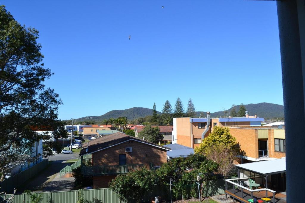Una vista de una ciudad con edificios y una calle. en Jubilee Apartment 11 - Bring your own linen, en South West Rocks