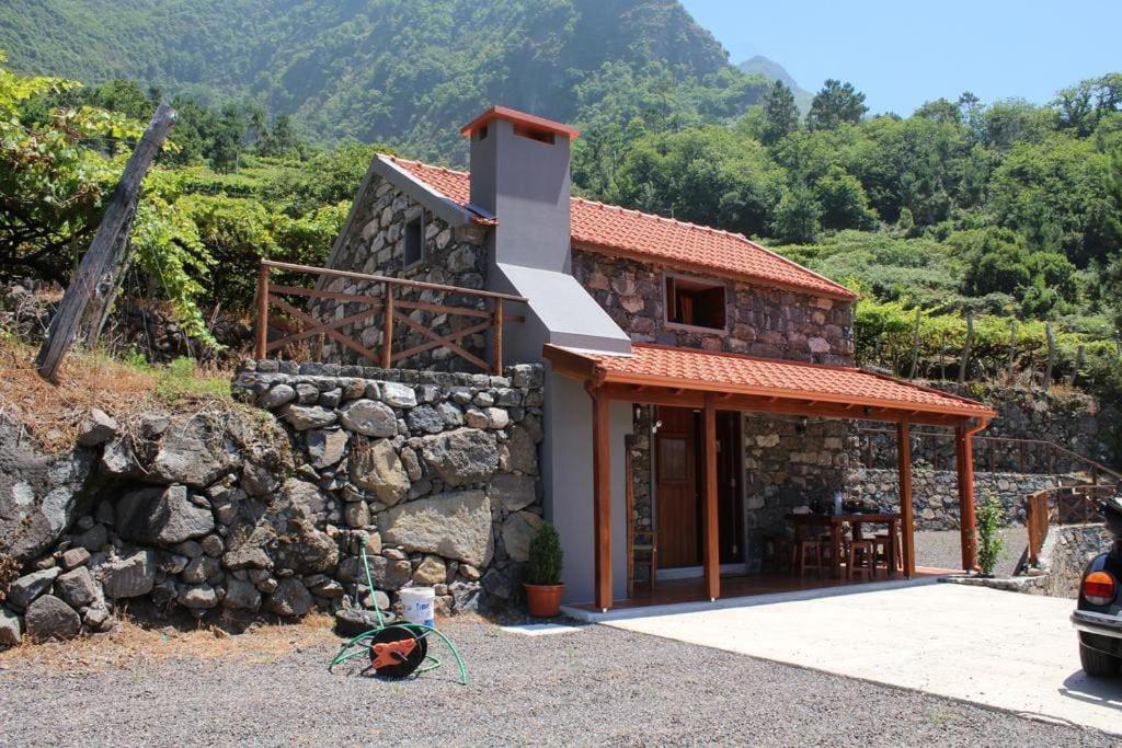una casa de piedra con una escalera en el lateral. en Zef's Cottage en São Vicente