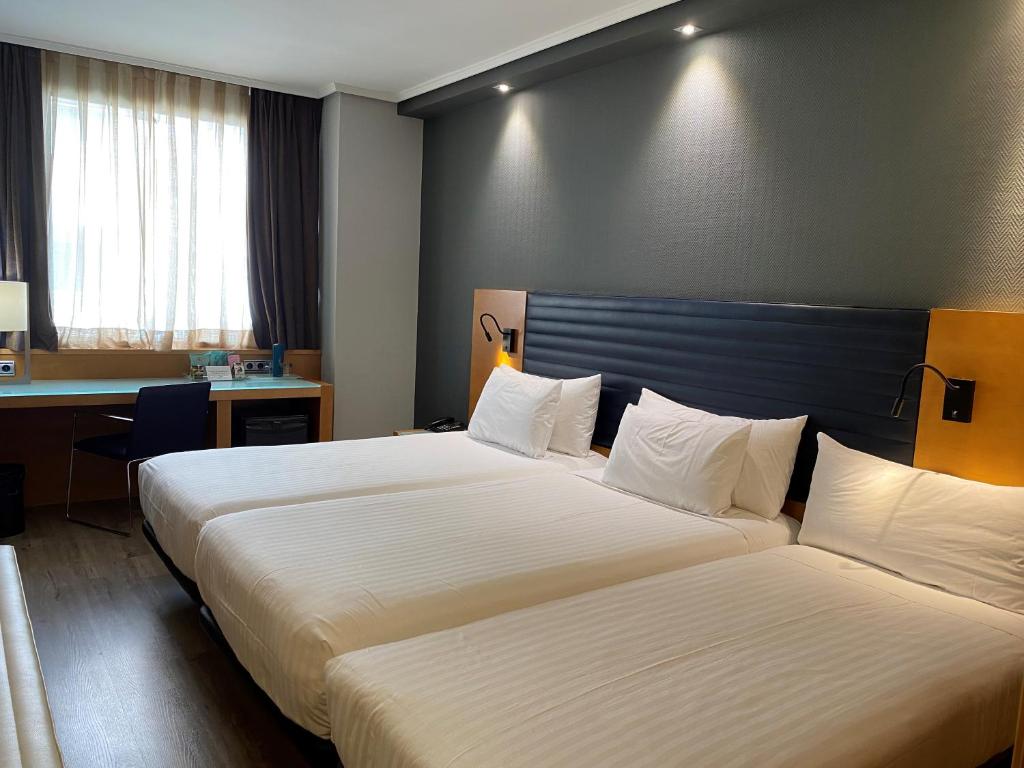 Postel nebo postele na pokoji v ubytování Hotel Silken Indautxu