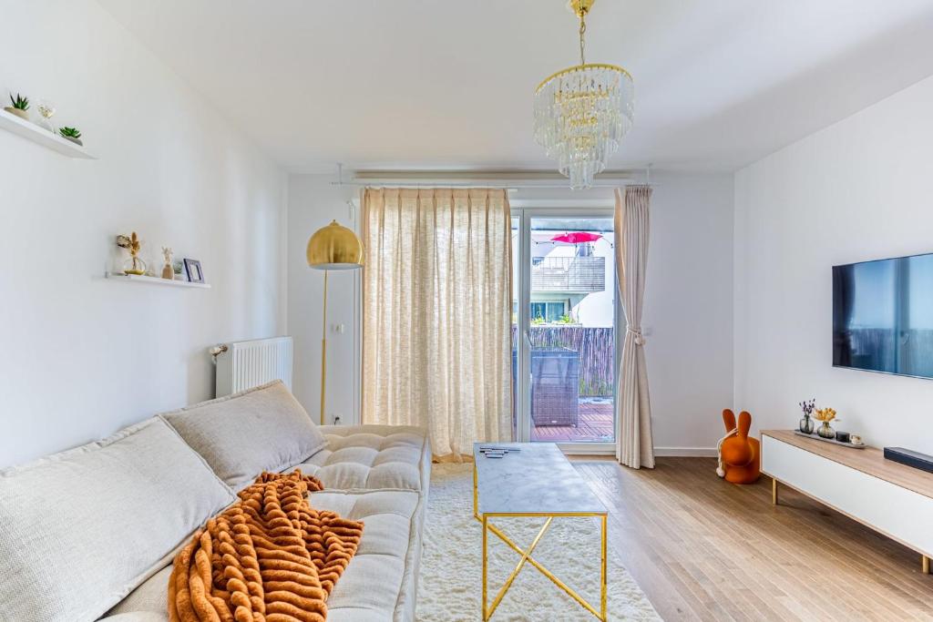 ein Wohnzimmer mit einem Sofa und einem TV in der Unterkunft GuestReady - Fantastic 2-bed Apt in Bordeaux in Bordeaux