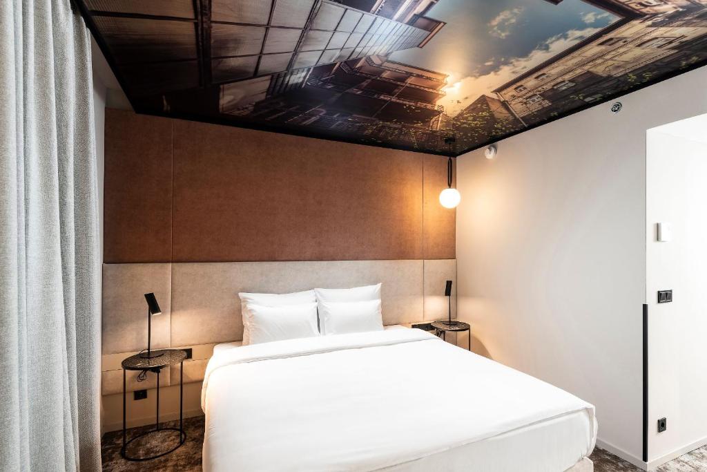 Postel nebo postele na pokoji v ubytování Three Corners Downtown Hotel