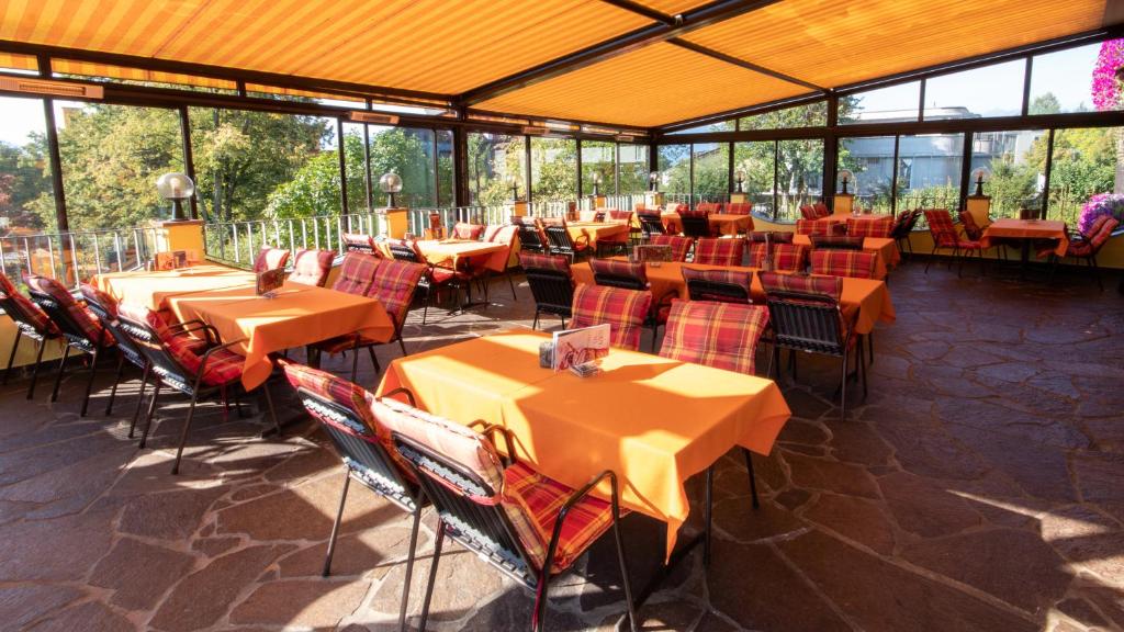 Reštaurácia alebo iné gastronomické zariadenie v ubytovaní Café Pension Alpina