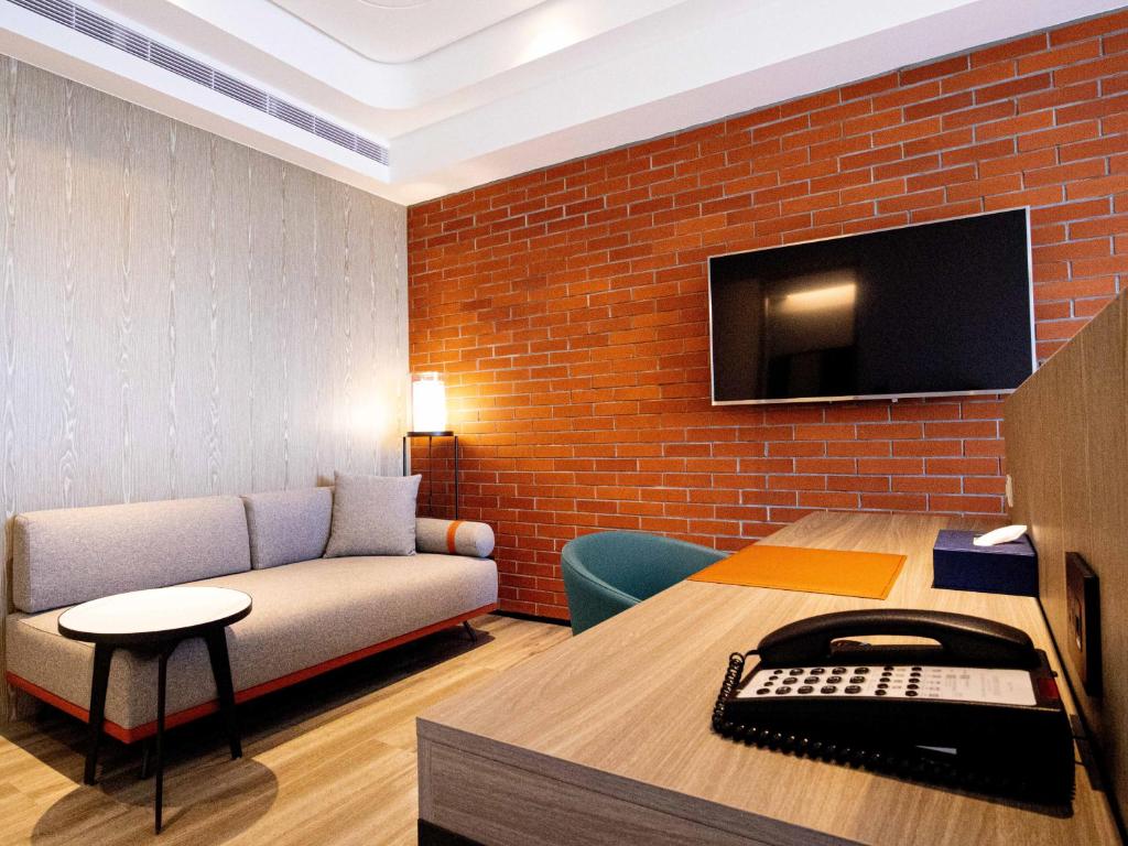 TV a/nebo společenská místnost v ubytování Formosa Yacht Resort