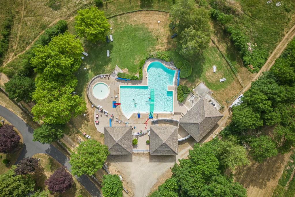 vista sull'alto di una tenuta con piscina di Village de Gîtes de Chanac a Chanac