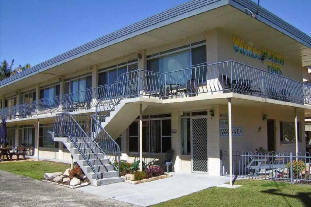 Un edificio con una escalera en frente. en Wards Holiday Flat 2, en South West Rocks