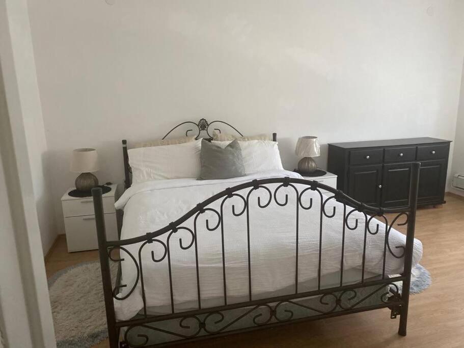 Posteľ alebo postele v izbe v ubytovaní Lovely 3 Bedroom Apartment In Quiet Area w/ Pool