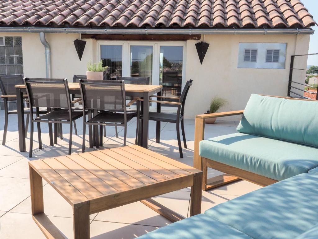 Patio alebo iná vonkajšia časť ubytovania Le Rooftop - Vue incroyable sur le Théatre Antique