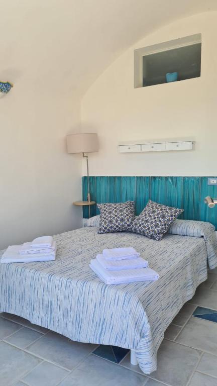 Letto o letti in una camera di The little tower of Minuta