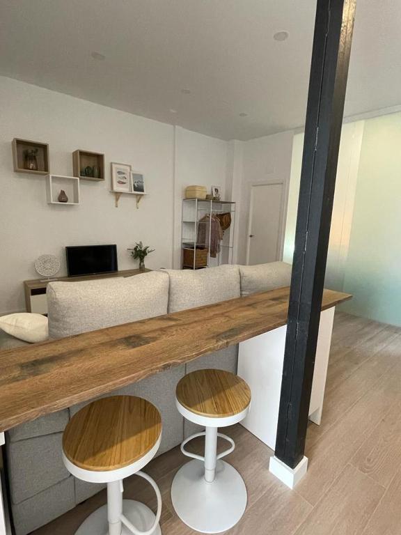 TV a/nebo společenská místnost v ubytování Apartamento en casco histórico de Córdoba/piscina