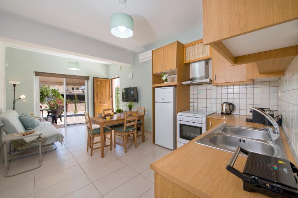 Kuchyň nebo kuchyňský kout v ubytování Peris House Souda