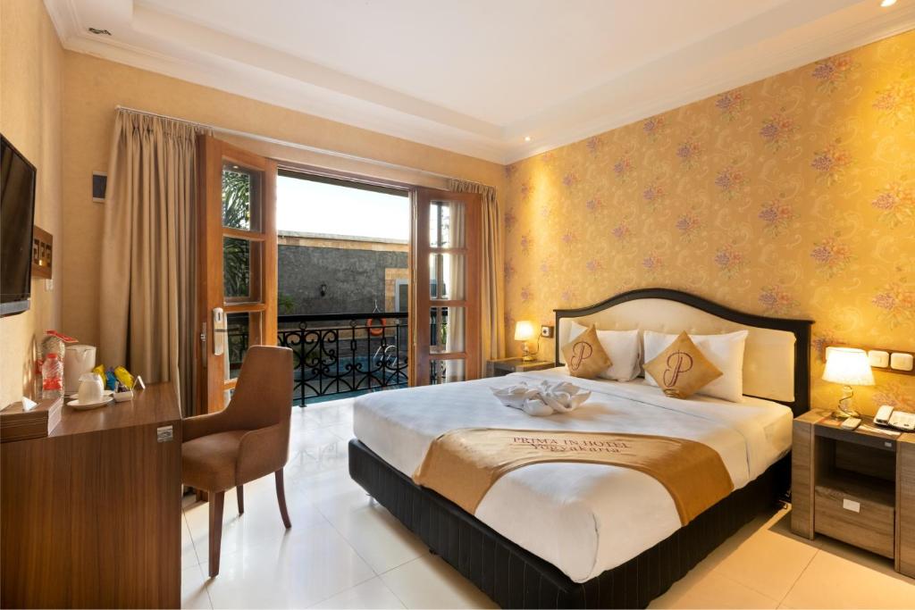 Кровать или кровати в номере Prima In Hotel Malioboro