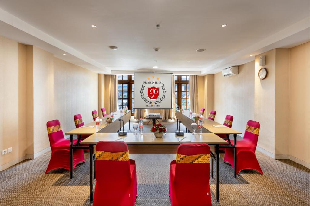 Khu vực ghế ngồi tại Prima In Hotel Malioboro