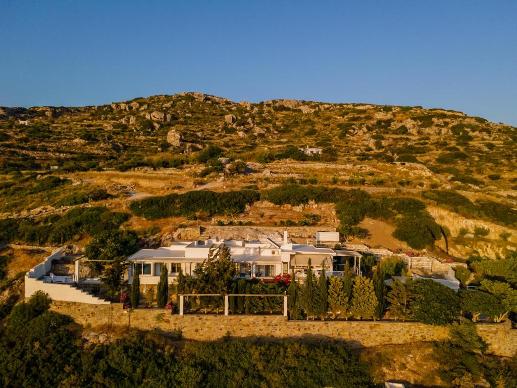 uma vista aérea de uma casa numa colina em La Casa di Dolly em Galanádhon