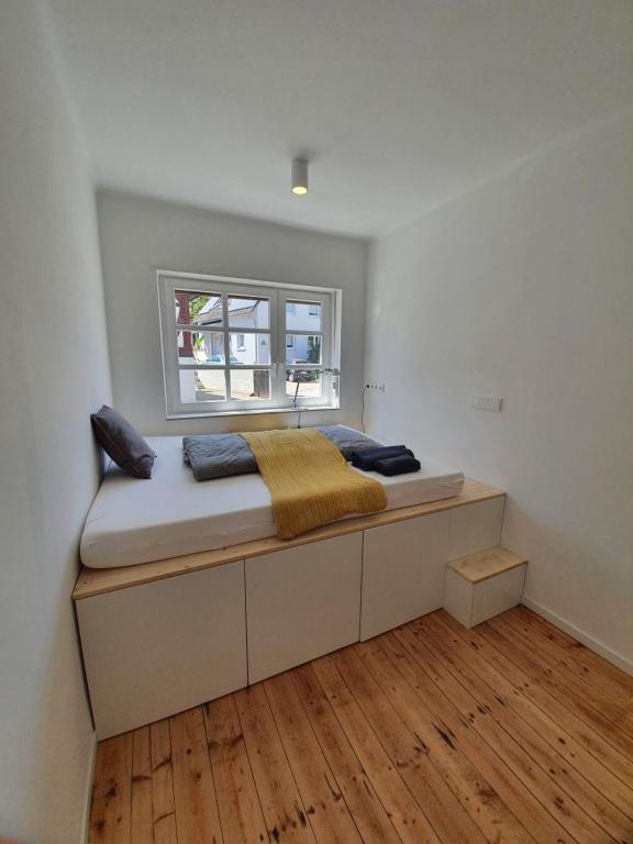 a bed in a room with a window at Alte Goldschmiede Südpfalz in Klingenmünster