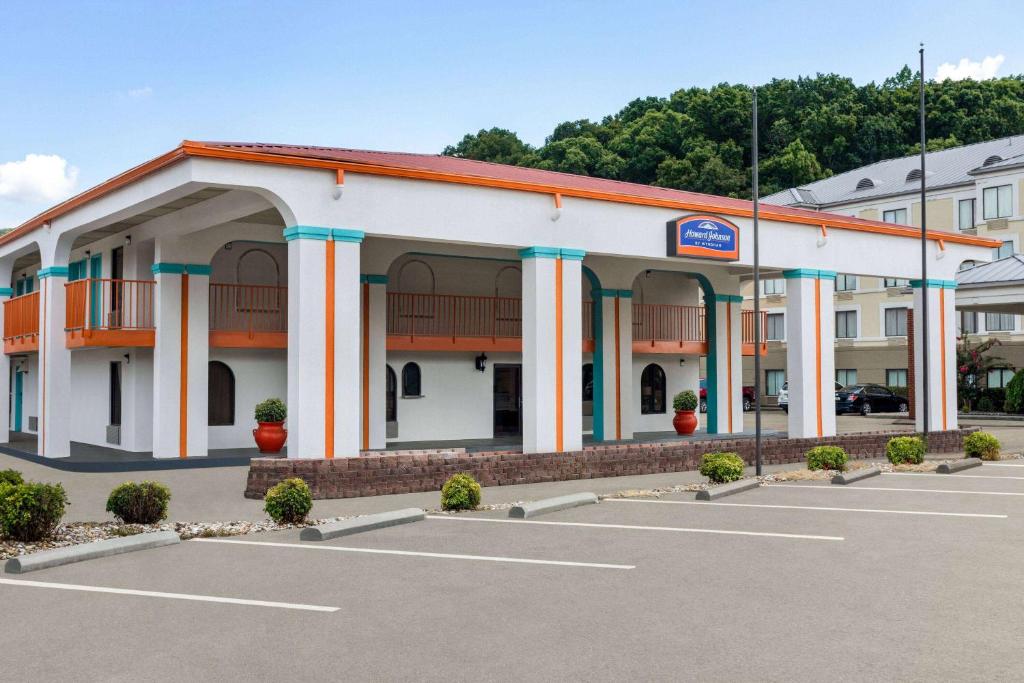 an empty parking lot in front of a hotel at Howard Johnson by Wyndham Chattanooga Lookout Mountain I-24 in Chattanooga