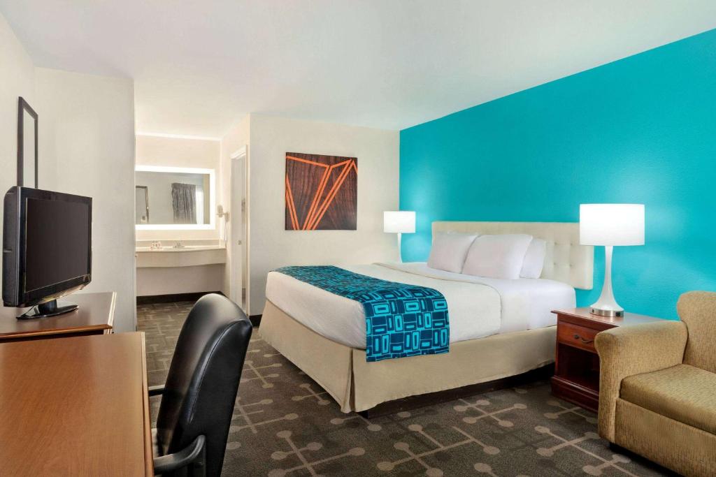 Howard Johnson by Wyndham Chattanooga Lookout Mountain I-24 photo