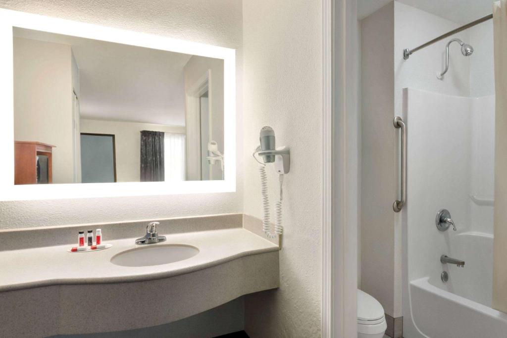 Howard Johnson by Wyndham Chattanooga Lookout Mountain I-24 photo