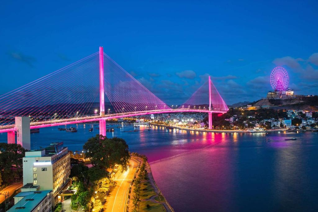 un ponte sull'acqua di notte di Wyndham Legend Halong a Ha Long