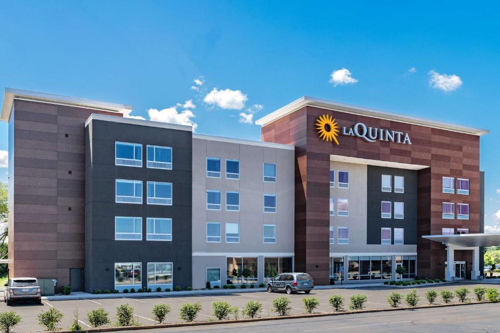 サウスベンドにあるLa Quinta Inn & Suites by Wyndham South Bend near Notre Dameの獅子印付ホテルの建物