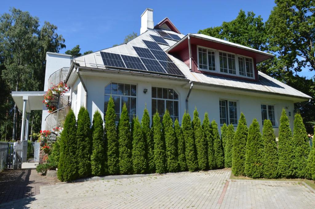 ein Haus mit Sonnenkollektoren auf dem Dach in der Unterkunft Kapucino in Jūrmala