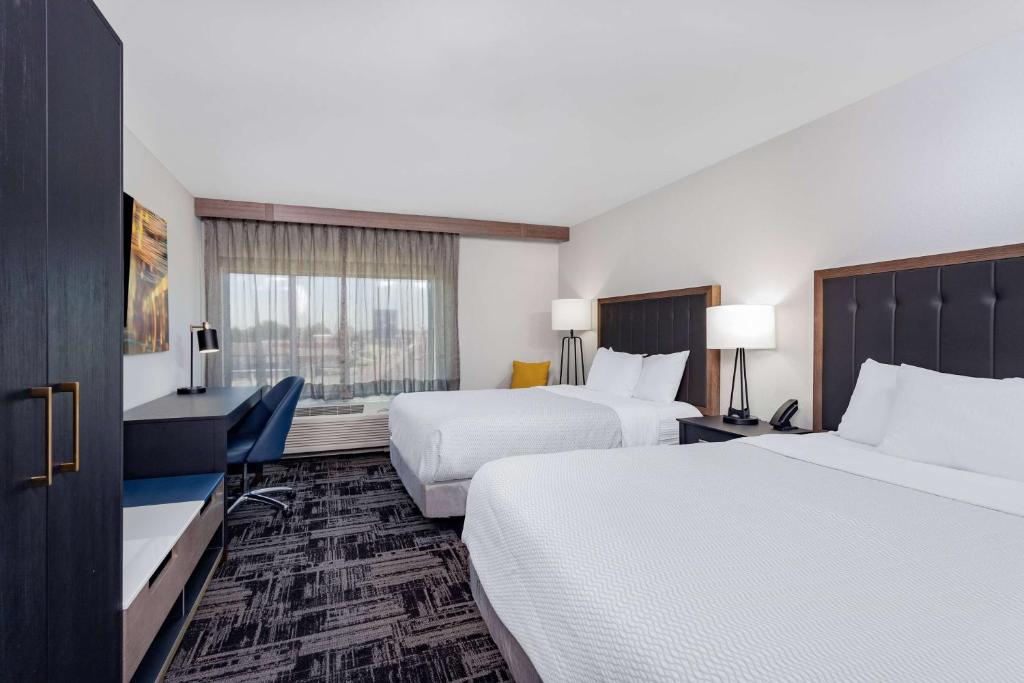 LaQuinta Suites by Wyndham South Bend Notre Dame Area photo
