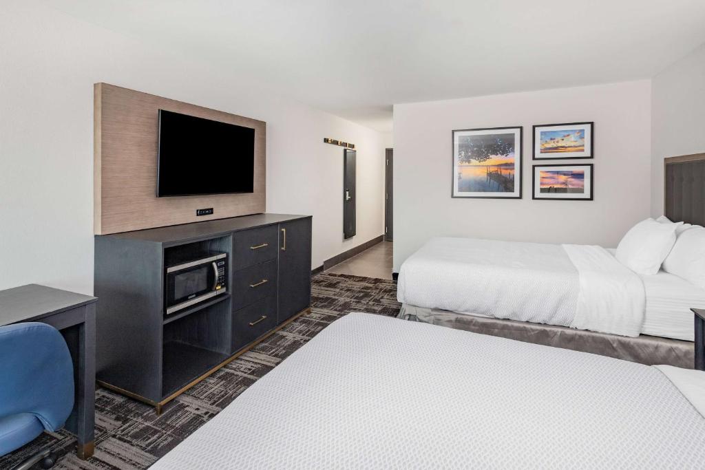 LaQuinta Suites by Wyndham South Bend Notre Dame Area photo