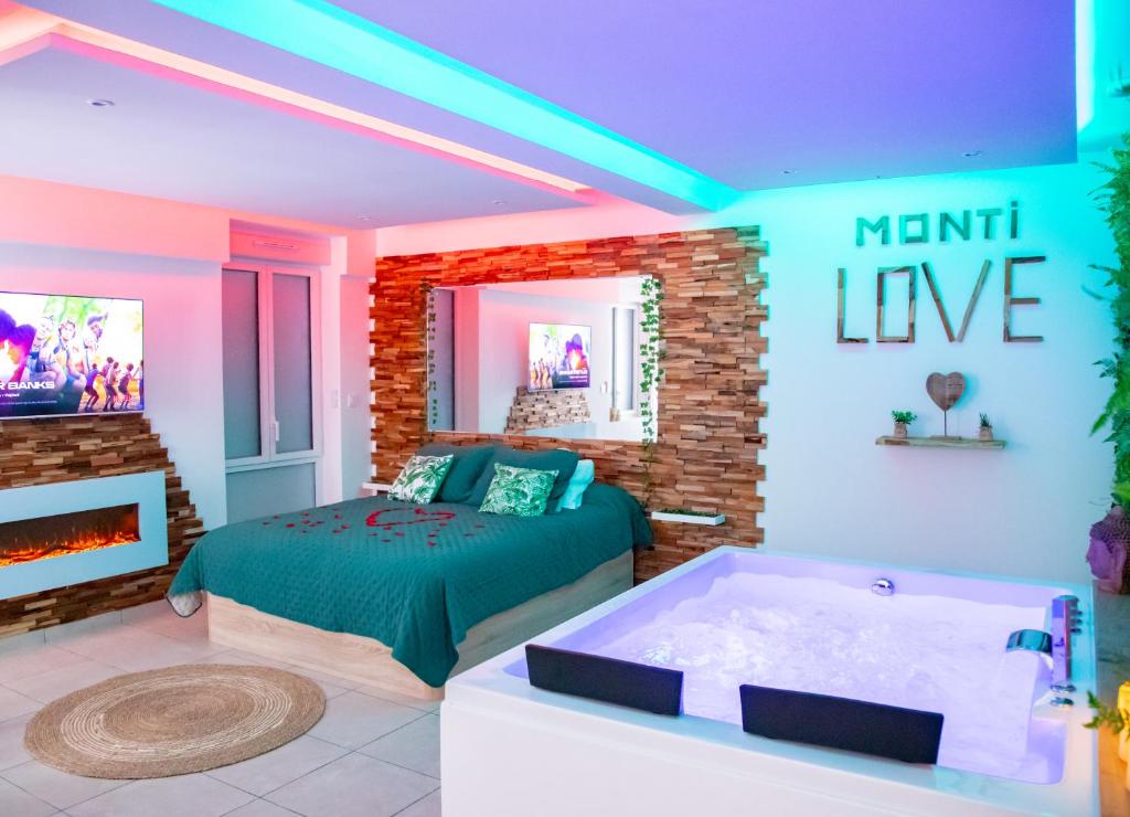 um quarto com uma cama e uma banheira em Monti-love em Montivilliers