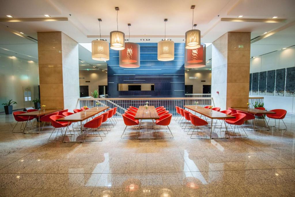 Ein Sitzbereich in der Unterkunft Andersia Hotel & Spa Poznan, a member of Radisson Individuals