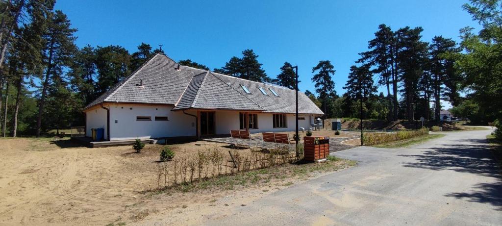une maison située sur le côté d'une route dans l'établissement Hostel Borik, à Ðurđevac