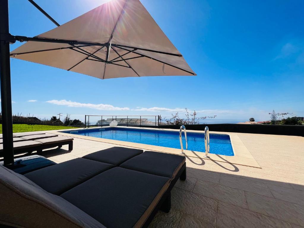 Bazén v ubytování Villa Carpe Diem by Your Madeira Rentals nebo v jeho okolí