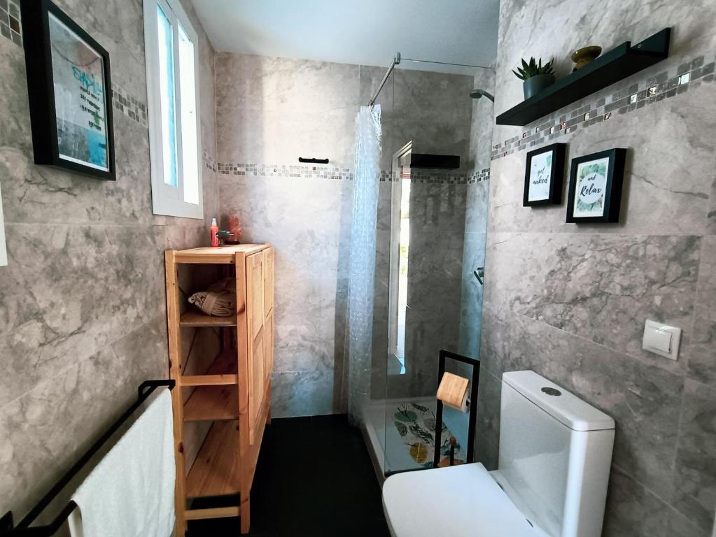 e bagno con doccia, servizi igienici e lavandino. di Villacarmen Suite a Benalmádena