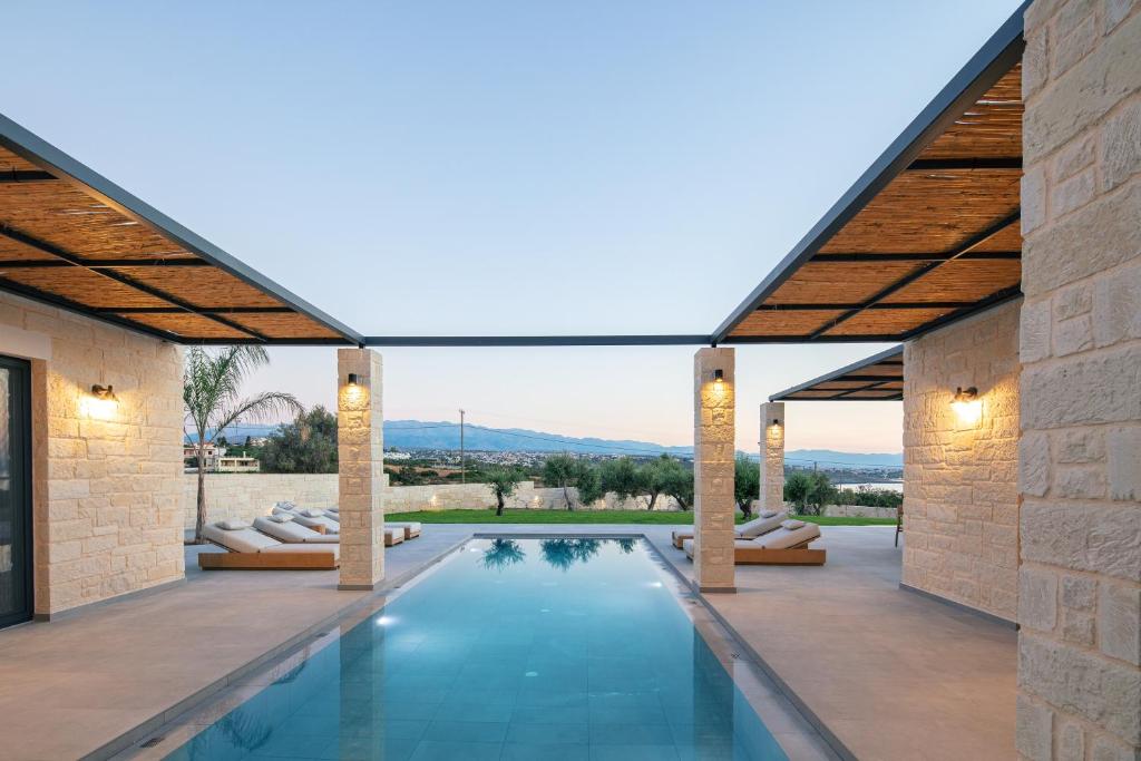 una piscina en el patio trasero de una casa en Ikritis Villas, en Chorafakia