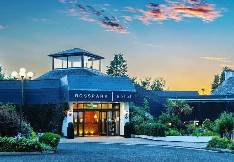 un complesso turistico con un gazebo di fronte di Rosspark Hotel Kells a Ballymena