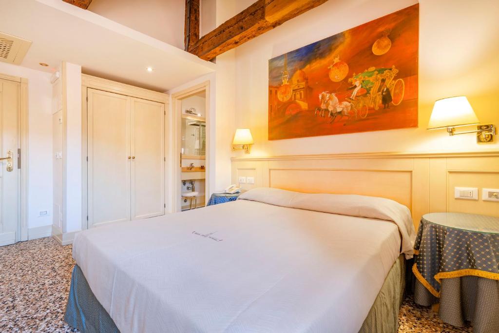 Postel nebo postele na pokoji v ubytování Hotel Bella Venezia