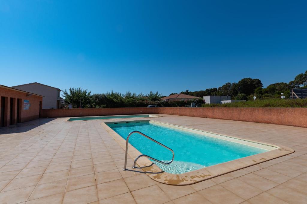 een zwembad met een glijbaan in het midden bij Torra Mare in Cervione