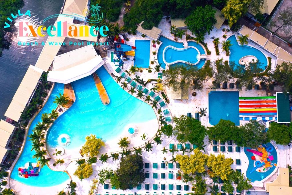Bazén v ubytování Villa Excellance Beach and Wave Pool Resort nebo v jeho okolí