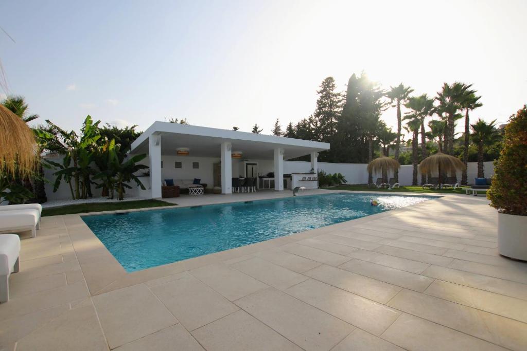 Basen w obiekcie TESS Villa Le Clos Fleury lub w pobliżu