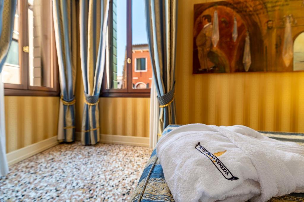 Postel nebo postele na pokoji v ubytování Hotel Bella Venezia