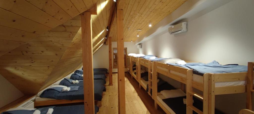 Katil dua tingkat atau katil-katil dua tingkat dalam bilik di Hostel Borik