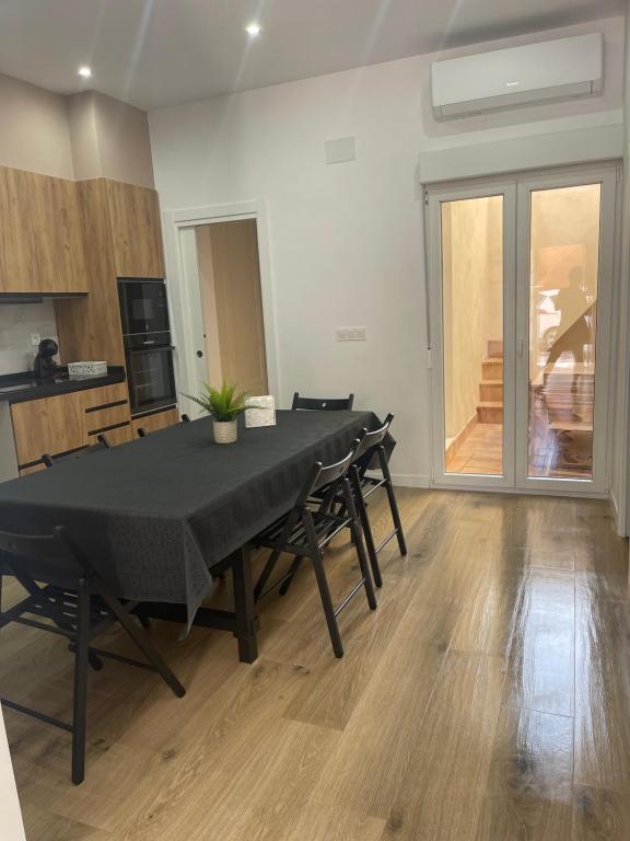 Un comedor con una mesa y sillas negras. en UIM Mediterraneo PB Luis Vives Wifi, en Puerto Sagunto