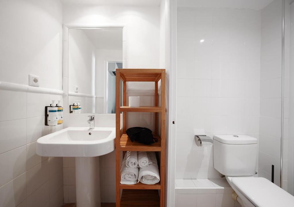 A bathroom at Numa Barcelona Seda