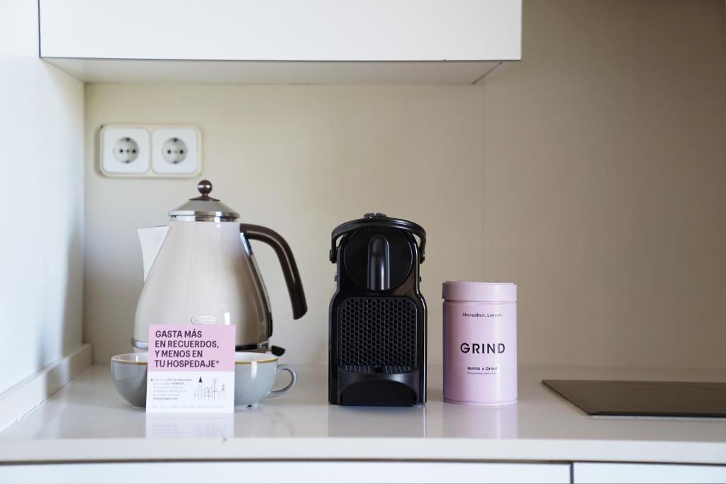 Coffee and tea making facilities at Numa Barcelona Seda