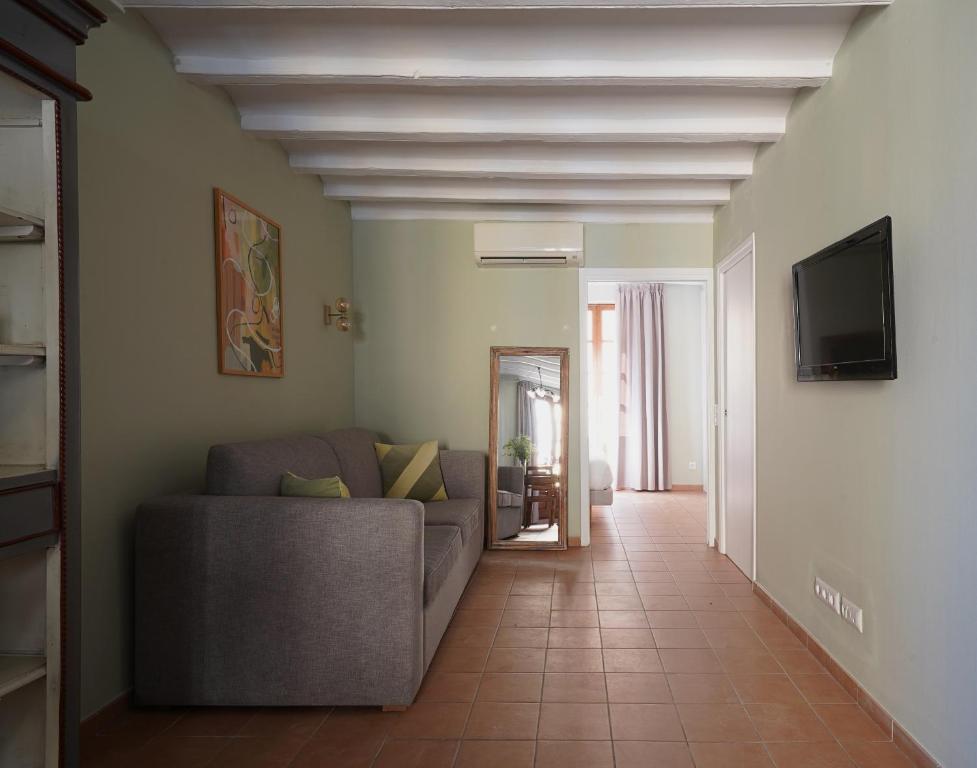 A television and/or entertainment centre at Numa Barcelona Seda