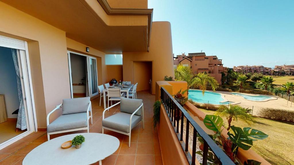 uma varanda com mesa e cadeiras e uma piscina em Casa Cocotero C-A Murcia Holiday Rentals Property em Torre-Pacheco